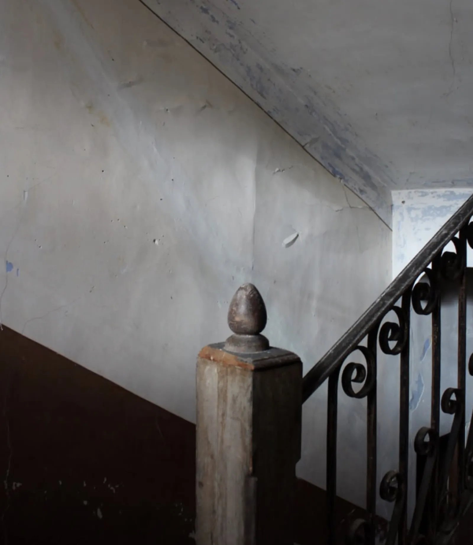 Escalera con barandilla de forja