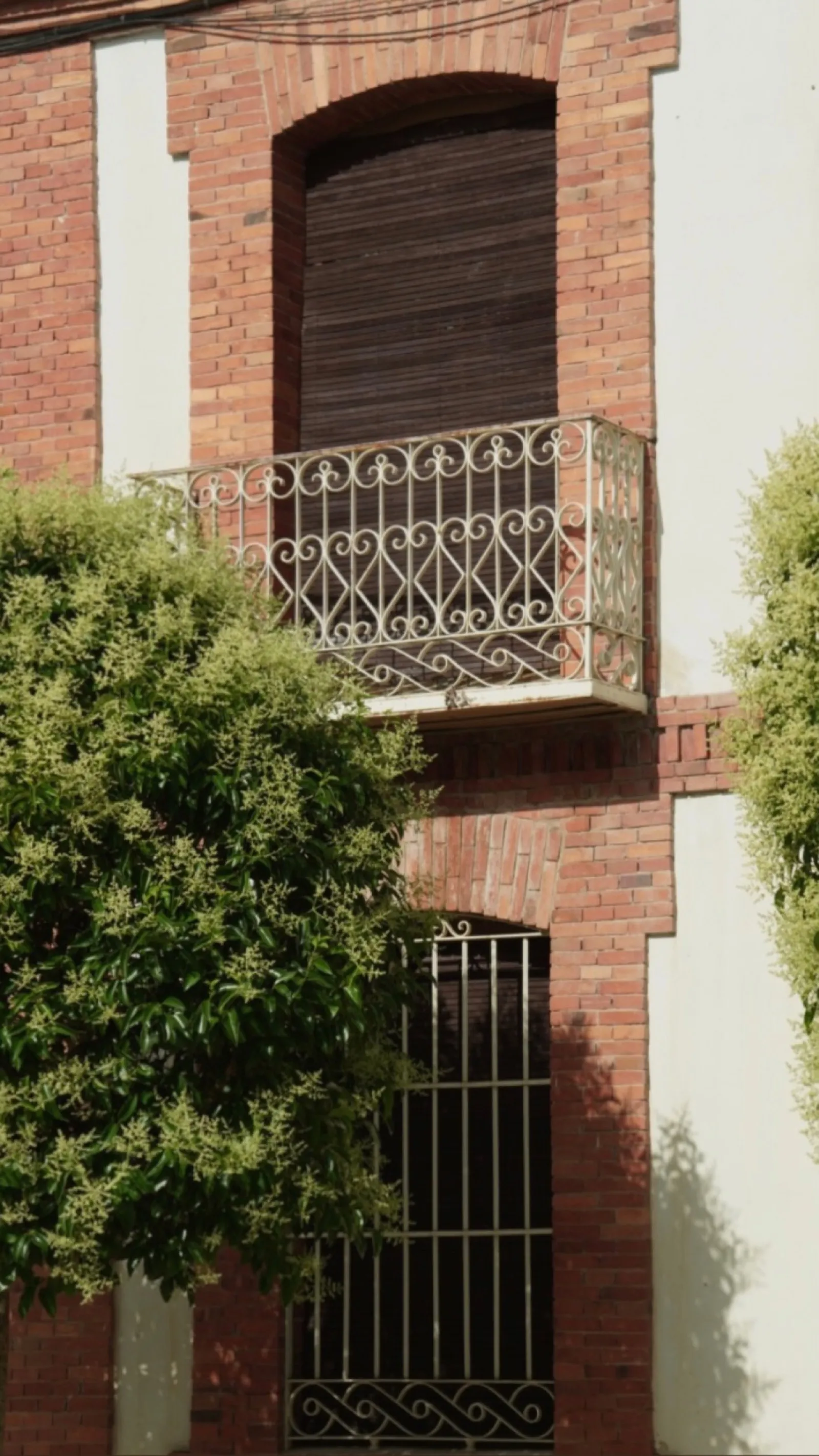 Fachada de ladrillo con balcón de forja