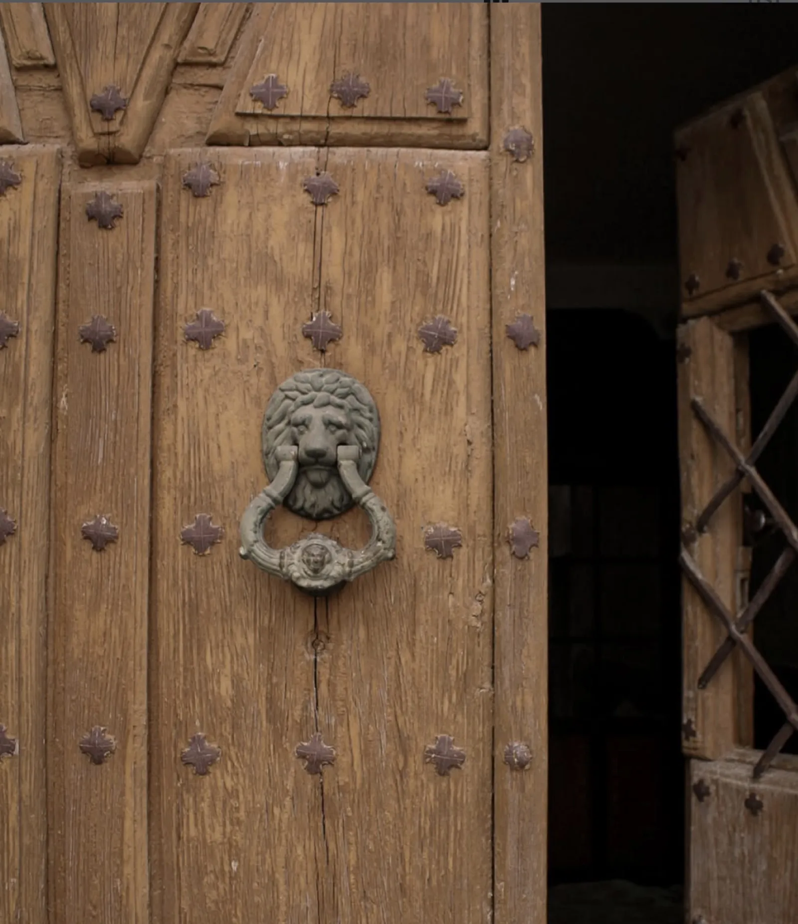 Llamador de bronce con forma de león en la puerta principal